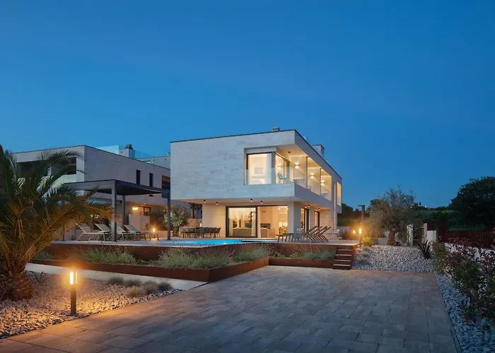 Brand New S58 With Heated Pool * Πόρετς